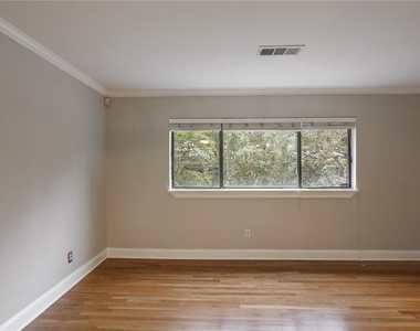 880 Glendale Terrace Ne - Photo Thumbnail 3
