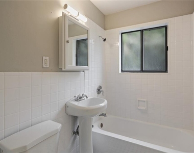 880 Glendale Terrace Ne - Photo Thumbnail 8