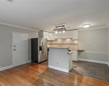 880 Glendale Terrace Ne - Photo Thumbnail 4