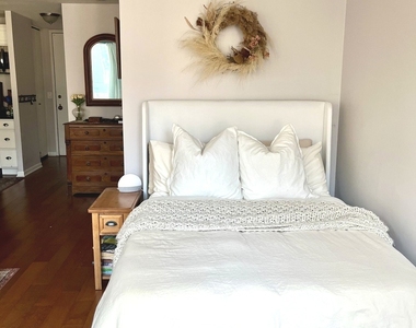 1 E Scott Street - Photo Thumbnail 3