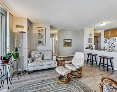 807 Davis Street - Photo Thumbnail 6