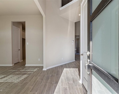 4207 Maple Glen Drive - Photo Thumbnail 3