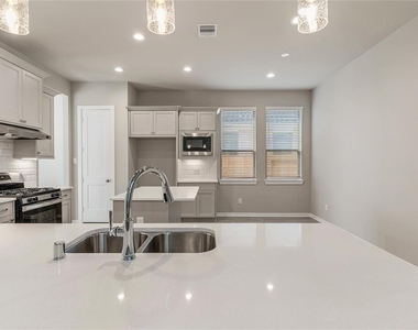 4207 Maple Glen Drive - Photo Thumbnail 10