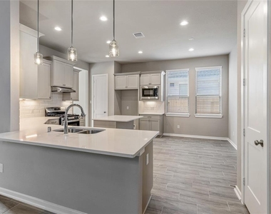4207 Maple Glen Drive - Photo Thumbnail 9