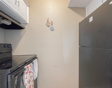 2101 Fountain View Drive - Photo Thumbnail 15