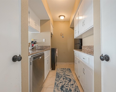 2101 Fountain View Drive - Photo Thumbnail 11