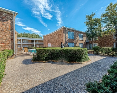 2101 Fountain View Drive - Photo Thumbnail 26