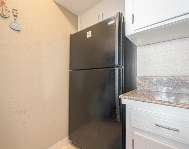 2101 Fountain View Drive - Photo Thumbnail 16