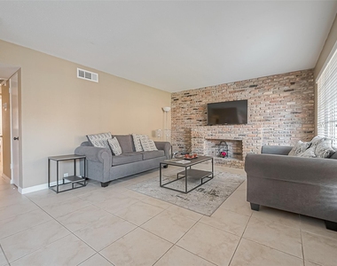 2101 Fountain View Drive - Photo Thumbnail 3
