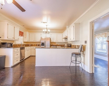 809 Milam Street - Photo Thumbnail 6