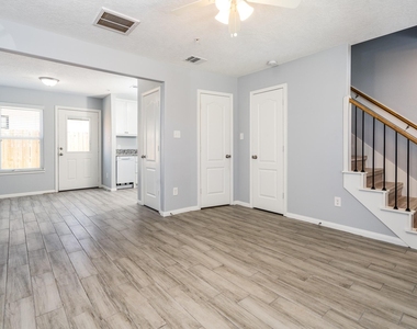 207 N Poplar Street - Photo Thumbnail 14