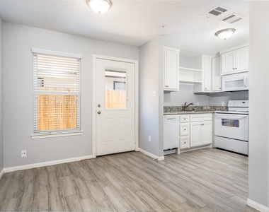207 N Poplar Street - Photo Thumbnail 11