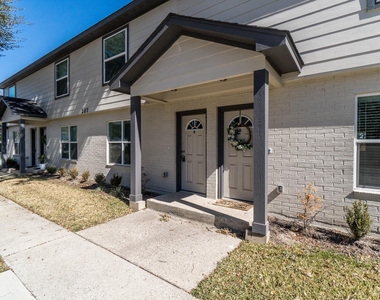 207 N Poplar Street - Photo Thumbnail 5