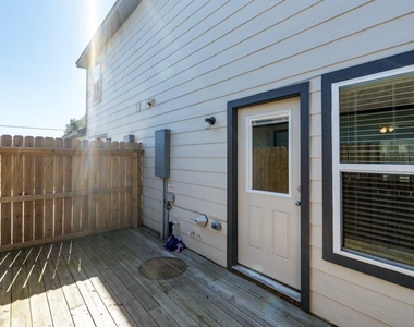 207 N Poplar Street - Photo Thumbnail 20