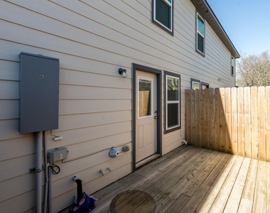 207 N Poplar Street - Photo Thumbnail 18