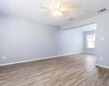 207 N Poplar Street - Photo Thumbnail 13