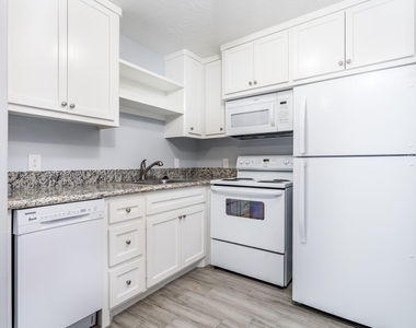 207 N Poplar Street - Photo Thumbnail 8
