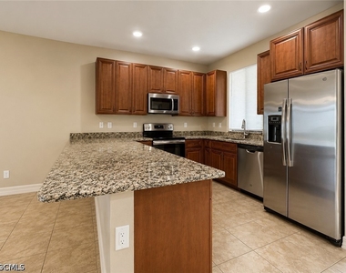 4035 Sw 8th Place - Photo Thumbnail 3