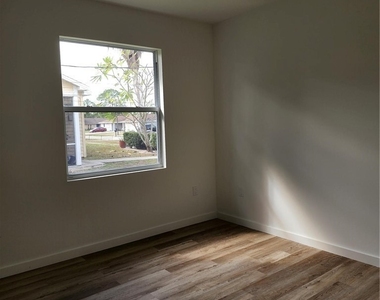 2431 Lola Avenue S - Photo Thumbnail 7