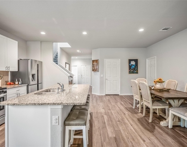 210 Bellewood Manor Drive - Photo Thumbnail 7