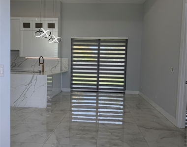 221 Sw 25th Avenue - Photo Thumbnail 2