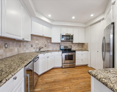 21 Briar Hollow Lane - Photo Thumbnail 8