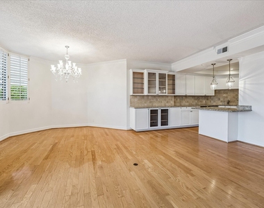 21 Briar Hollow Lane - Photo Thumbnail 6