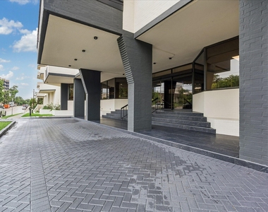 21 Briar Hollow Lane - Photo Thumbnail 20