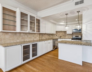 21 Briar Hollow Lane - Photo Thumbnail 7
