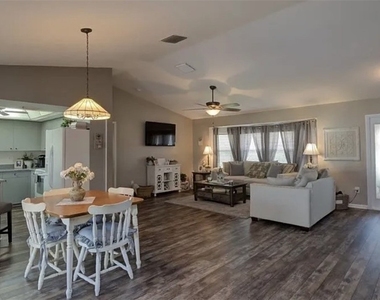 1320 Se 25th Lane - Photo Thumbnail 6