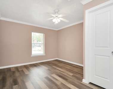 1906 Airline Drive - Photo Thumbnail 6