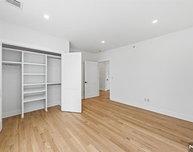 561-565 Broadway - Photo Thumbnail 15