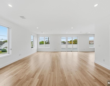 561-565 Broadway - Photo Thumbnail 9