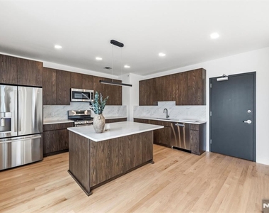 561-565 Broadway - Photo Thumbnail 2