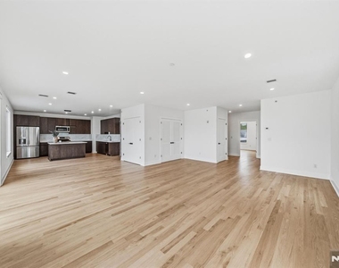 561-565 Broadway - Photo Thumbnail 11