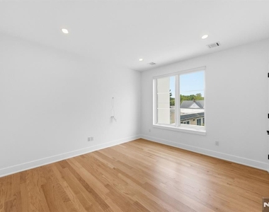 561-565 Broadway - Photo Thumbnail 14