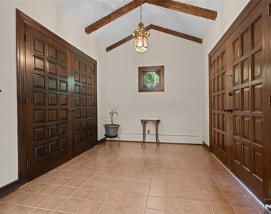 8 Crosby - Photo Thumbnail 3