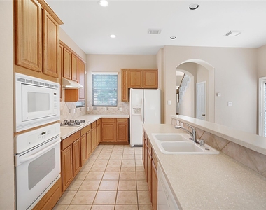 111 Zephyr Bend Place - Photo Thumbnail 12