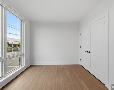 561-565 Broadway - Photo Thumbnail 10