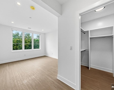 561-565 Broadway - Photo Thumbnail 11