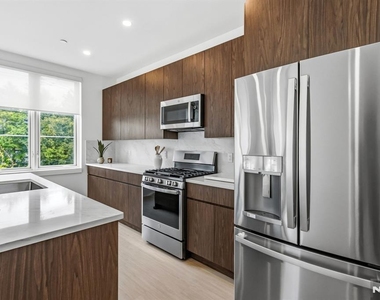 561-565 Broadway - Photo Thumbnail 23