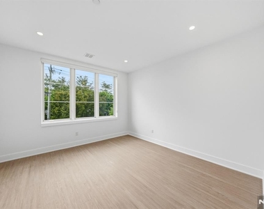 561-565 Broadway - Photo Thumbnail 13