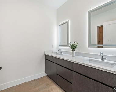 561-565 Broadway - Photo Thumbnail 16