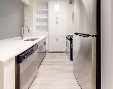 10 Hanover Square - Photo Thumbnail 1