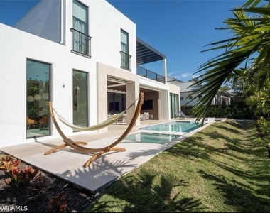 590 6th Avenue N - Photo Thumbnail 4