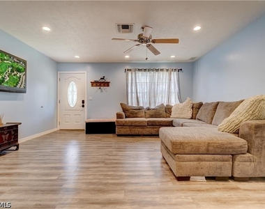 551 Golden Gate Boulevard W - Photo Thumbnail 8