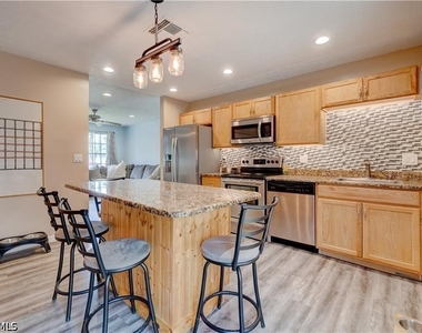 551 Golden Gate Boulevard W - Photo Thumbnail 6