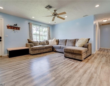 551 Golden Gate Boulevard W - Photo Thumbnail 9