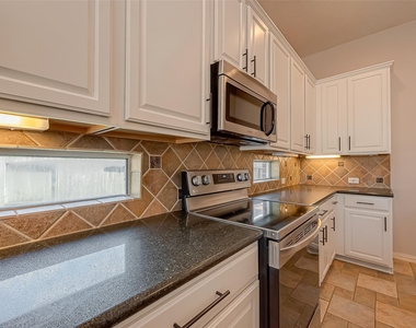 7214 Glenwick Court - Photo Thumbnail 18