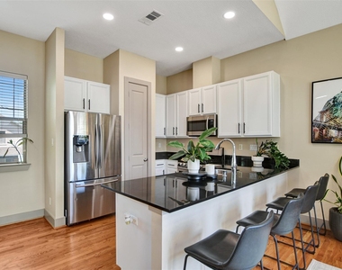 837 W 25th Street - Photo Thumbnail 16